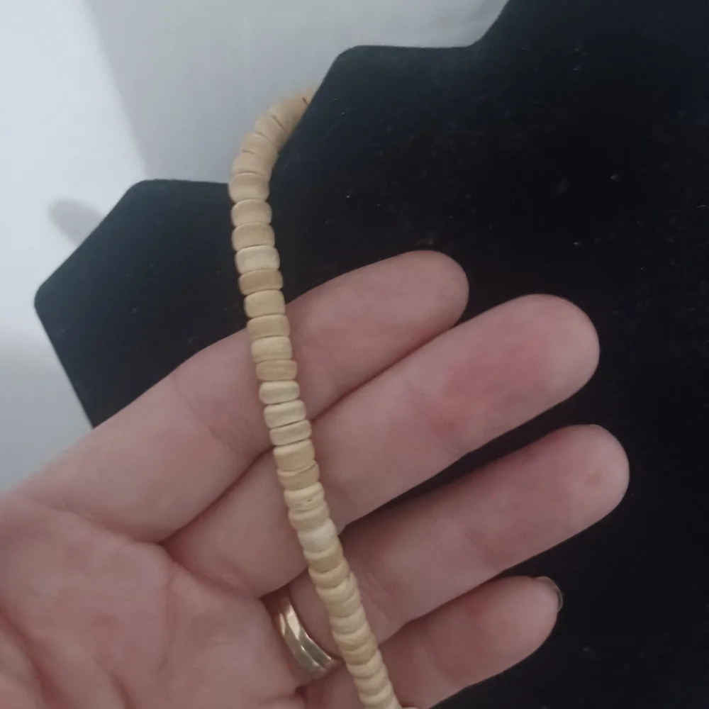 Vintage Shell and wood Bead Necklace - Picture 4 of 8